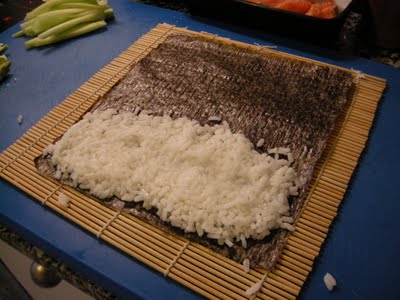 cubrir alga nori con arroz frio