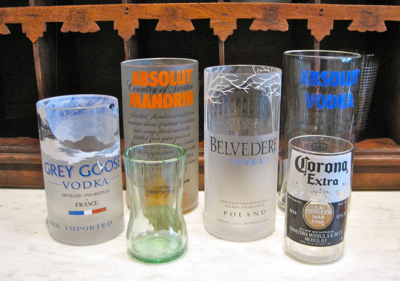 vasos reciclados a partir de botellas de cerveza y alcohol
