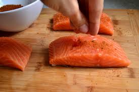 extender mezcla especies sobre el salmon