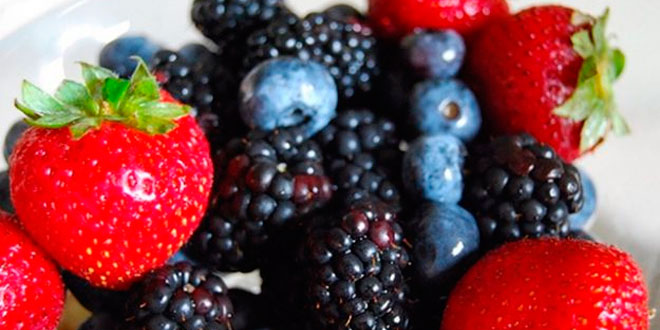 alimentos ricos en polifenoles bayas frutos