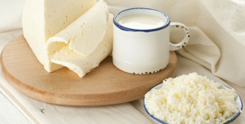 queso en lonchas, leche y queso rayado de cabra